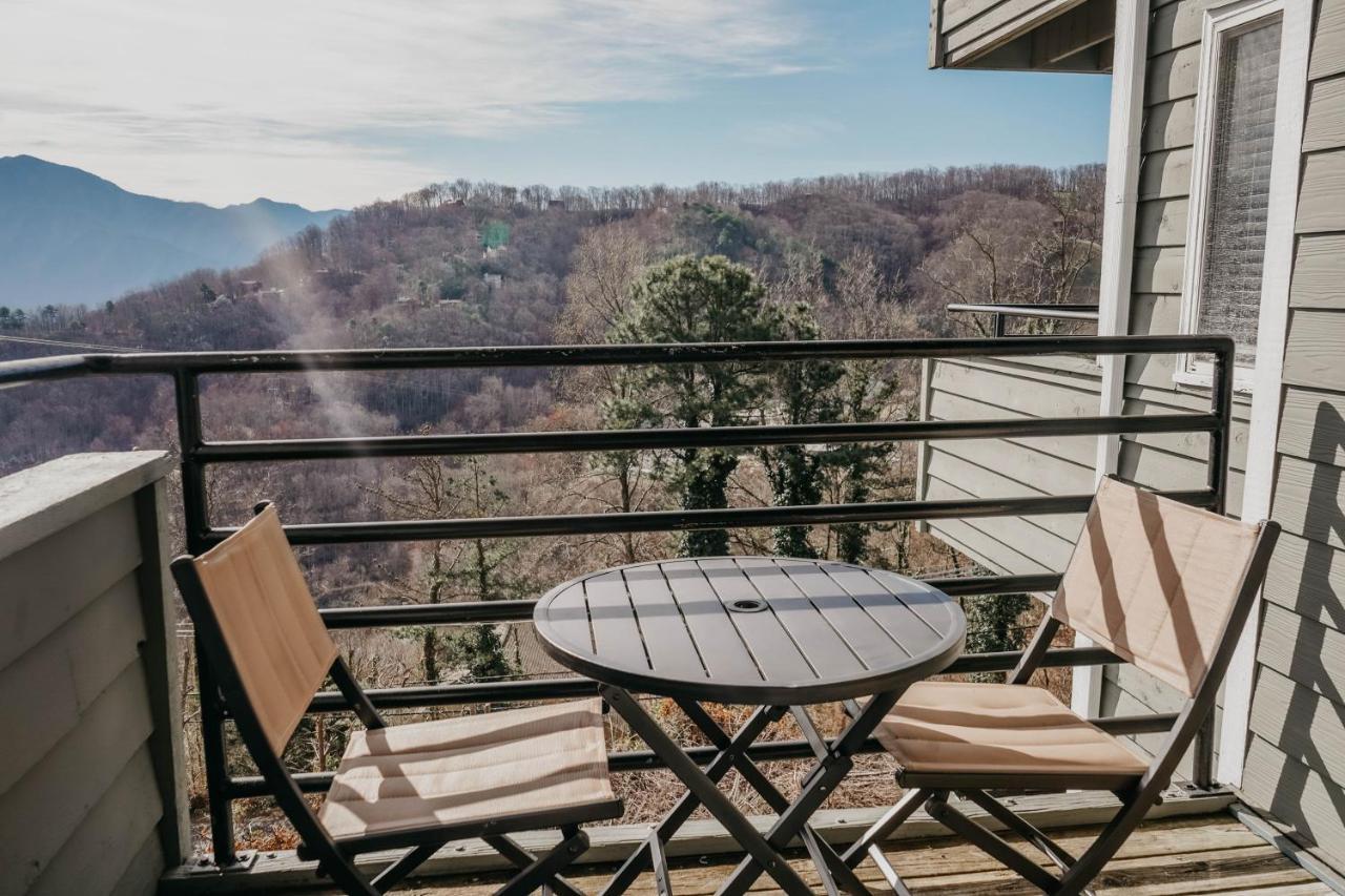 Smoky Mountains Studio With Balcony Gatlinburg Exterior photo